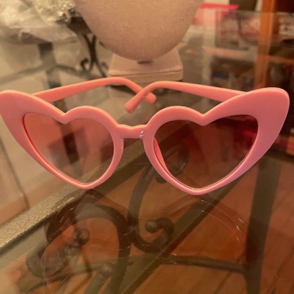 Gorgeous! Swiftie Light Pink Heart Cat Eye Sunglasses - Picture 3 of 4